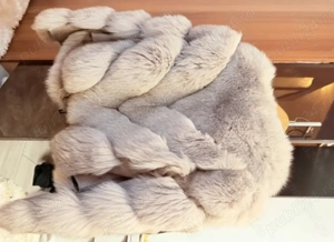 Haină de blană , arată foarte bine fără defecte 