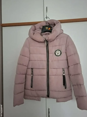 Vînd geaca de  fete 