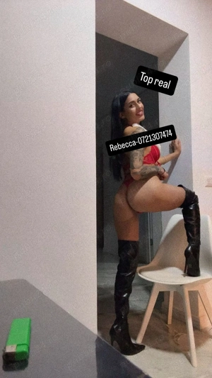 Fac și party   conf pe cameră video cu tatuajele 