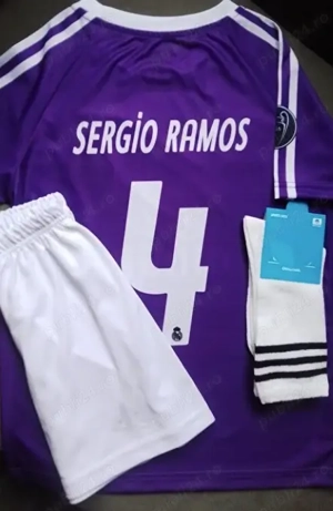 Sergio Ramos Real Madrid pentru copii (10-11 ani) sezon 2017-2018 tricou violet - tricou cu șosete