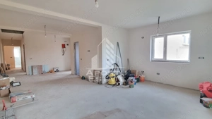 Jumatate de duplex pe parter cu 3 camere si 2 bai, Sag