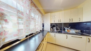 Ap.cu 3 camere, 2 bai si balcon, etaj intermediar, mobilat si utilat - imagine 7