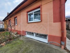 Casa cu demisol si parter, 5 camere, curte de 330 mp - zona Tiglari