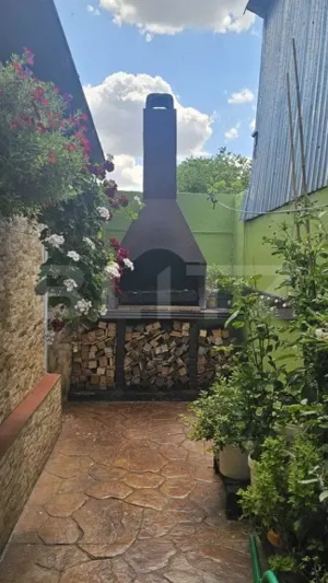 Casă spațioasă cu mansardă, curte amenajată cu grătar și beton, Zona Pucheni