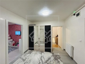 Ap cu 2 camere, balcon inchis, decomandat situat in Selimbar