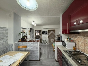 Apartament la casa cu 4 camere, balcon si curte - zona Lazaret