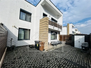 Casa de vanzare cu 3 camere, 2 bai, curte proprie - teren 100 mp