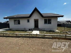 Vânzare casă parter  cu 4 camere Vedere la lac| Crevedia -Strada Caisului