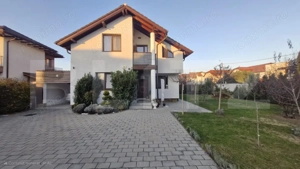 Casă Individuală Modernă cu Panouri Solare, Intrare Separată și Curte Spațioasă