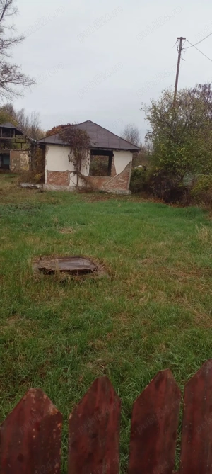 Se vinde teren cu 2 locuințe nelocuibile.