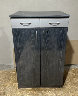 Comoda cu 2 usi si 2 sertare; Dulap cu cheie si raft; Fiset