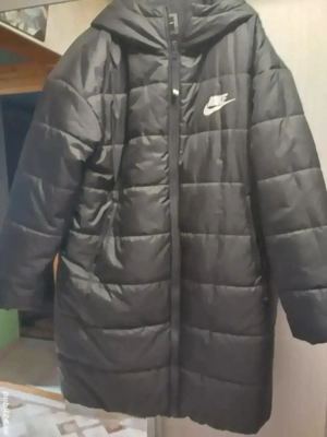 vând geacă Nike nouă lungă neagră cu glugă și etichete de iarnă. - imagine 2