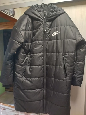vând geacă Nike nouă lungă neagră cu glugă și etichete de iarnă. - imagine 4