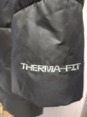 vând geacă Nike nouă lungă neagră cu glugă și etichete de iarnă.