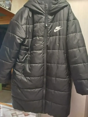 vând geacă Nike nouă lungă neagră cu glugă și etichete de iarnă. - imagine 3