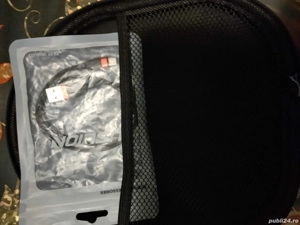 Căști Sollo 3 noi cu cablul usb, borsetă și bureți de schimb rosii ca și căștile. - imagine 4