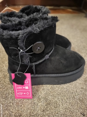 Ghete imblanite din piele intoarsa tip UGG
