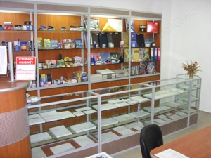 Mobilier office si vitrine prezentare birotica-papetarie