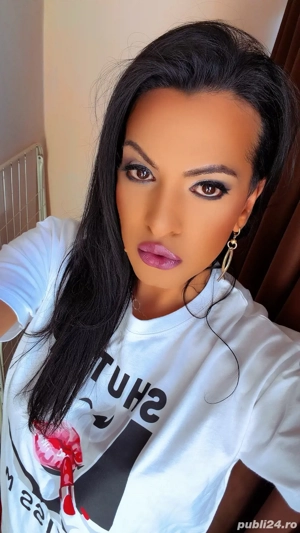 transexuala reala fac si show web  
