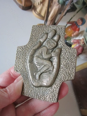  cadou rar Cruce bronz masiv "In mainile Lui" Germania 1970 - imagine 4