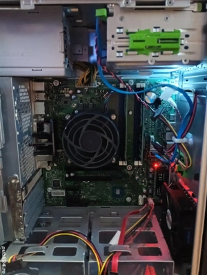 Vând un calculator Fujitsu P757, echipat cu procesor i3 7100 de 3.7 GHz, 8 GB de memorie RAM DDR4 și - imagine 2