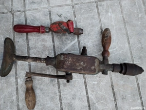 Mașina de găurit manuala veche 