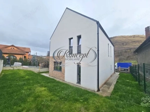 Locuinta moderna in Tauti, ansamblu restrans si zona linistita - imagine 3