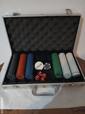 Vând set de poker în stare bună, format din:   289 jetoane din plastic   Zaruri + buton DEALER   Val