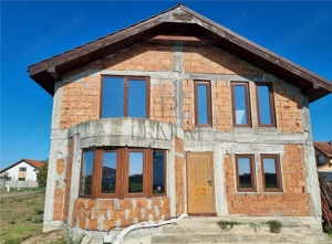 Casa la rosu - toate utilitatile - zona foarte buna