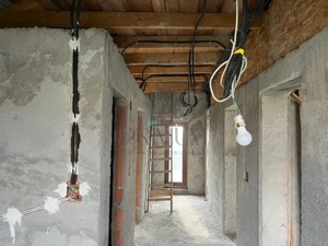 Casa la rosu - toate utilitatile - zona foarte buna - imagine 5