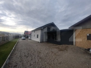 Casa pe 2 nivele cu 5 camere si 140 mp +teren 850 mp oras Beclean,zona Romfulda - imagine 2