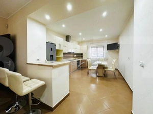 Casa spatioasa cu 5 dormitoare, doua bucatarii si teren de 1100 mp