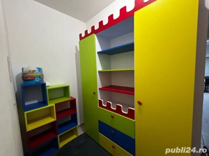  Camera copilului plină de aventură Lightning McQueen: dulap, covor de joacă, candelabru și cuburi 