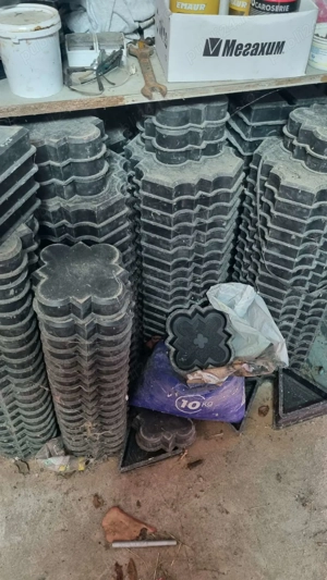 Vând matrite + masa vibranta pavaj din beton