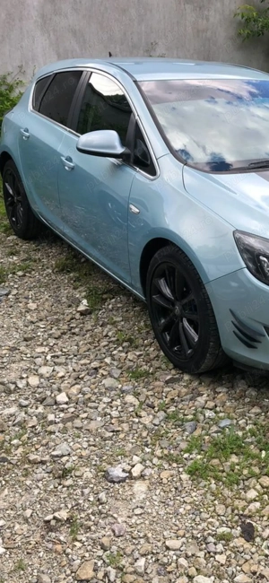 Vand Opel astra j,avariata. Preț avantajos - imagine 2