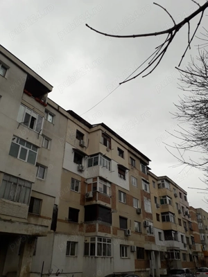 inchiriez apartament cu 2 camere decomandat etaj 1