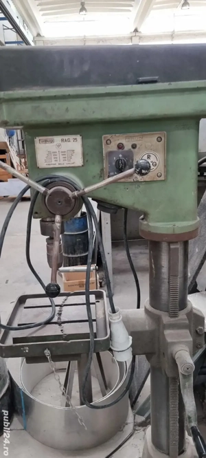 Masina de gaurit cu coloana