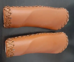 Set  2 mansoane noi pentru  coarnele bicicletei, din piele maron roscat, model vintage