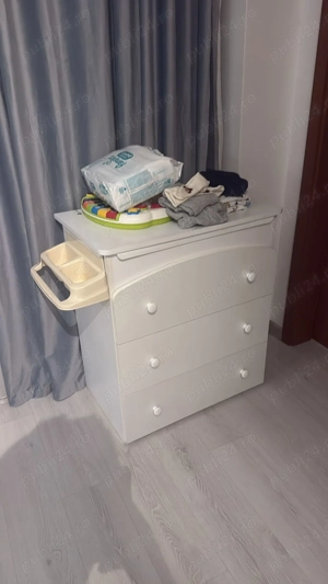 Vand comoda bebe cu cadita si masa de infasat incorporate