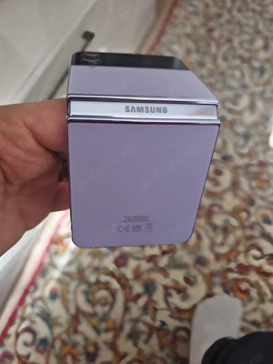 Samsung Galaxy Z Flip4 + Stație de încărcare USB LIVOO 