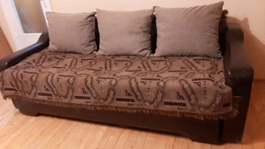 Canapea extensibila pentru doua persoane. 