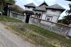 Se vinde cas  de locuit Voiteg ,pe DN59 la 40 km de oraș