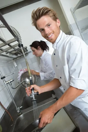 Curățenie pentru producția de prăjituri SAU AJUTOR BUCĂTĂRIE