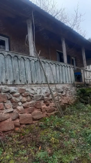 Vand casă țărănească din lemn.