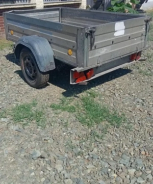 Vând sau schimb remorcuță auto 