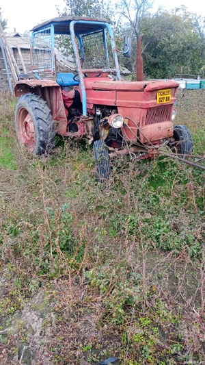 vind tractor cu accesorii pentru agricultura