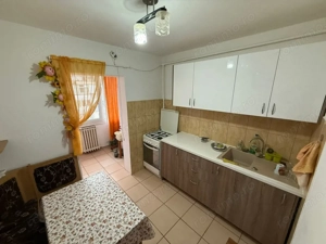 Apartament 3 camere, decomandat, 2 băi, balcon extins cu bucătăria
