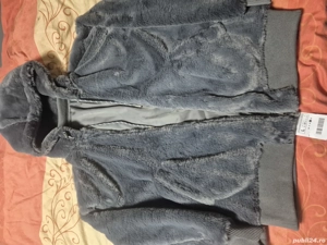 Vând geaca de bărbați cu două fete. 