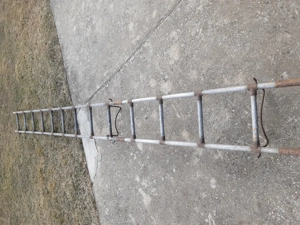 Vand la cel mai mic pret posibil scara de aluminiu.