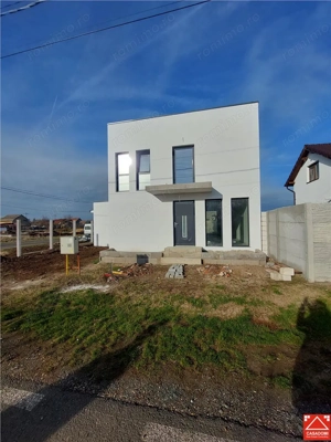 Casa noua cu piscina in Fantanele